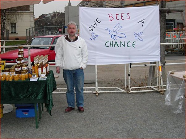 Foto Nr. 78: Gentechnik - Koexistenzdemo in Wien  -  Bienen liefern stichhaltige Beweise gegen die Gentechnik